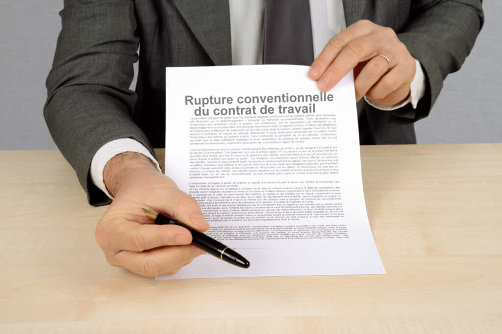 Illustration de l'article "Rupture conventionnelle : ce qui change en 2026 pour les employeurs et les salariés Longtemps considérée comme une solution équilibrée permettant à l'employeur et au salarié de mettre fin au contrat de travail d'un commun accord, la rupture conventionnelle connaît un tournant important en 2026. Face à l'augmentation constante du nombre de ruptures conventionnelles et à leur coût pour l'assurance chômage, les pouvoirs publics ont décidé de durcir progressivement le dispositif. Les récentes réformes impactent désormais aussi bien les entreprises que les salariés. Un coût en hausse pour les employeurs Première évolution majeure : la hausse de la contribution patronale spécifique due sur les indemnités de rupture conventionnelle. Depuis le 1er janvier 2026, la contribution patronale spécifique est portée à 40 % contre 30 % auparavant. L'administration a précisé que ce nouveau taux s'applique aux indemnités versées à l'occasion d'une rupture du contrat dont le terme intervient à compter de cette date. Cette contribution, issue de la loi de financement de la Sécurité sociale pour 2026, est calculée sur la part de l'indemnité de rupture conventionnelle exonérée de cotisations sociales et reste intégralement à la charge de l'employeur. Concrètement, cette augmentation de dix points renchérit sensiblement le coût des séparations négociées. Pour les entreprises qui envisagent une rupture conventionnelle, il devient indispensable d'intégrer ce surcoût dans les simulations financières réalisées avant toute négociation. Cette évolution traduit clairement la volonté du législateur de limiter l'attractivité financière du dispositif et de réduire son utilisation lorsqu'il pourrait être privilégié au détriment d'autres modes de rupture du contrat de travail. Une réforme de l'assurance chômage qui modifie les règles du jeu La deuxième évolution concerne directement les salariés. Jusqu'à présent, un salarié quittant l'entreprise dans le cadre d'une rupture conventionnelle bénéficiait des mêmes règles d'indemnisation chômage qu'un salarié licencié. Cette situation contribuait largement à l'attractivité du dispositif, en offrant une forme de sécurité financière pendant la période de transition professionnelle. À compter du 1er septembre 2026, cette situation évolue sensiblement. Une réforme de l'assurance chômage introduit pour la première fois une modulation spécifique de la durée d'indemnisation en cas de rupture conventionnelle. Concrètement, la durée maximale d'indemnisation est revue à la baisse : • elle est désormais fixée à 15 mois pour les salariés de moins de 55 ans, contre 18 mois auparavant • elle passe à 20,5 mois pour les salariés de 55 ans et plus, alors qu'elle pouvait atteindre jusqu'à 27 mois selon les tranches d'âge précédemment Cette diminution n’est pas anodine. Elle peut représenter jusqu’à plusieurs mois d’allocations en moins, notamment pour les salariés qui envisageaient une reconversion, une création d’entreprise ou une période de recherche d’emploi plus longue. Au-delà des chiffres, cette réforme marque une évolution de fond : la rupture conventionnelle se distingue désormais clairement du licenciement sur le plan de l’assurance chômage. Là où les deux situations étaient jusqu’ici traitées de manière comparable, le législateur introduit une différence de régime assumée. L’objectif affiché est double. D’une part, il s’agit de contenir le coût de l’assurance chômage dans un contexte de recours croissant à la rupture conventionnelle. D’autre part, les pouvoirs publics cherchent à limiter certains effets d’aubaine, le dispositif ayant parfois été utilisé comme un moyen d’organiser un départ de l’entreprise dans des conditions proches d’un licenciement, tout en conservant des droits élevés. Il convient toutefois de souligner que ces nouvelles règles s’inscrivent dans un cadre encore en cours de déploiement, les modalités pratiques devront naturellement être précisées au fur et à mesure de la mise en œuvre de la réforme, mais le principe de la réduction de la durée maximale d'indemnisation est désormais acté. Leur mise en œuvre concrète devra donc être suivie avec attention dans les prochains mois. En pratique, cette évolution est susceptible de modifier la perception même de la rupture conventionnelle par les salariés. Moins protectrice qu’auparavant en matière d’indemnisation chômage, elle pourrait inciter certains à reconsidérer leur position ou à négocier plus fermement les conditions financières de leur départ. Des négociations qui pourraient devenir plus complexes Ces nouvelles règles risquent d'avoir des conséquences directes sur les discussions entre employeurs et salariés. De nombreux salariés acceptaient une rupture conventionnelle en raison de la combinaison de deux avantages : une indemnité de départ négociée et l'ouverture de droits à l'assurance chômage dans des conditions favorables. Avec une durée d'indemnisation désormais plus courte (pouvant aller jusqu'à trois mois de droits en moins pour certains profils) les salariés pourraient se montrer plus exigeants sur le montant de l'indemnité proposée afin de compenser la perte de droits futurs. Les employeurs devront donc anticiper cette évolution et intégrer cette nouvelle donnée dans leur stratégie de négociation. Un dispositif toujours attractif mais moins avantageux La rupture conventionnelle conserve ses principaux atouts. Elle demeure un mode de rupture sécurisé, encadré par le Code du travail et permettant d'éviter de nombreux contentieux. Néanmoins, l'année 2026 marque une inflexion importante. D'un côté, le coût supporté par les entreprises augmente avec la contribution patronale portée à 40 %. De l'autre, les salariés voient les règles d'indemnisation chômage devenir moins favorables. La rupture conventionnelle reste donc un outil de gestion des ressources humaines pertinent dans de nombreuses situations, mais son intérêt économique doit désormais être apprécié avec davantage d'attention, tant par l'employeur que par le salarié. Avant toute démarche, une analyse préalable du coût global de l'opération et de ses conséquences sociales apparaît plus que jamais indispensable."
